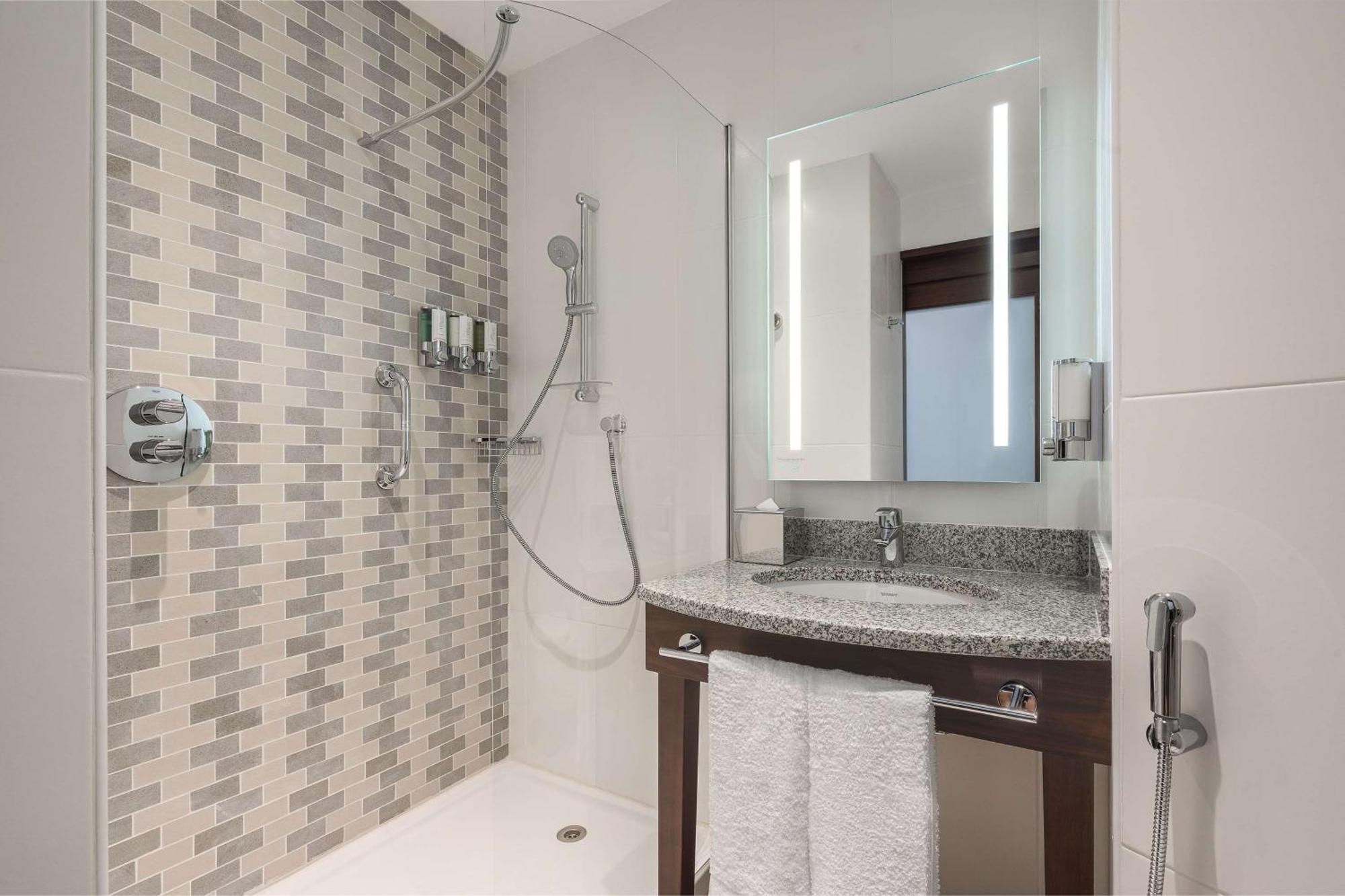 Hampton By Hilton Al Barsha Дубай
