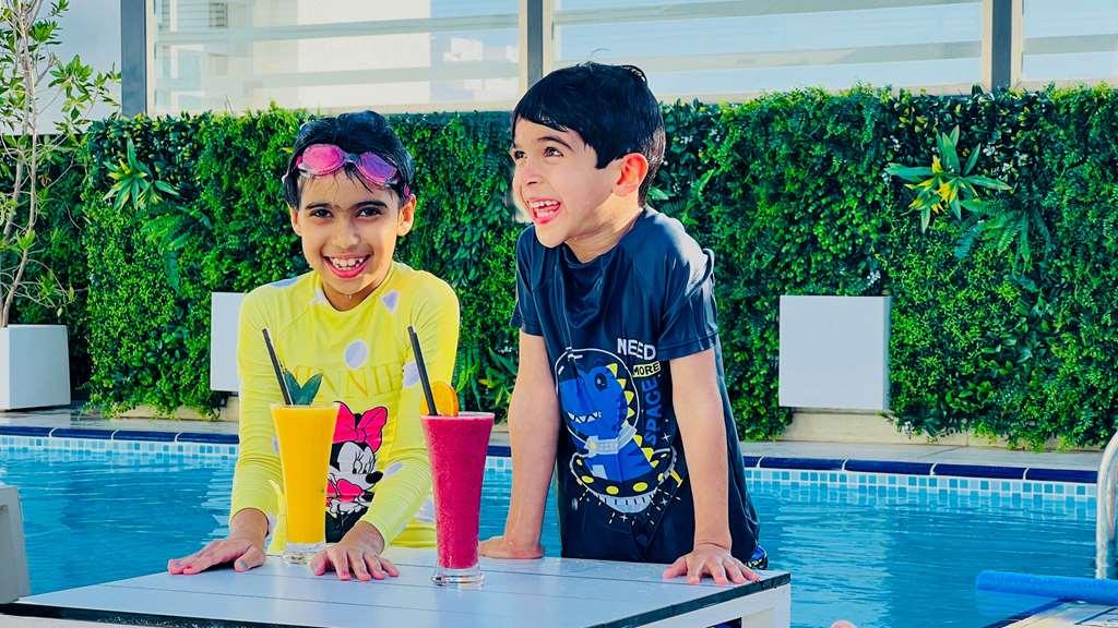 Hampton By Hilton Al Barsha Готель Дубай