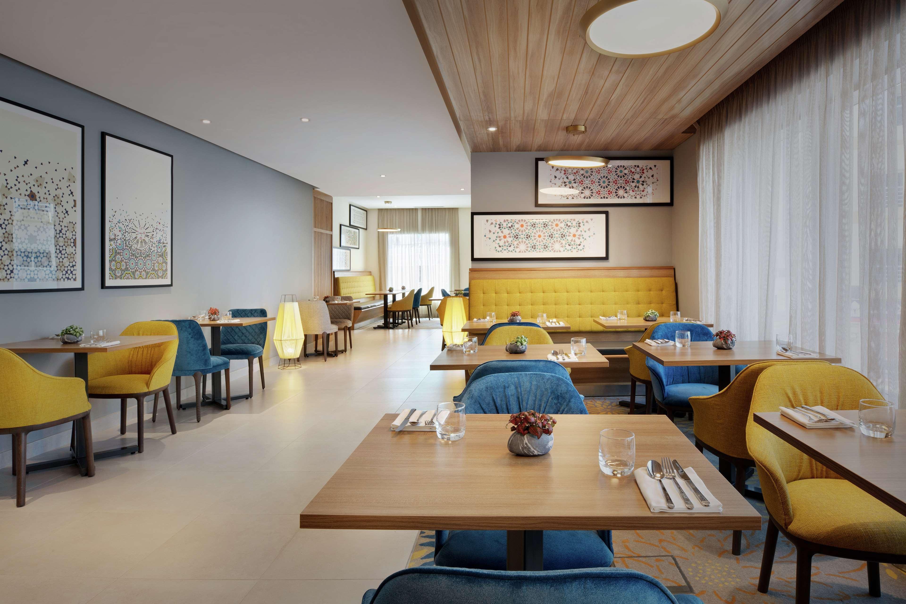 Hampton By Hilton Al Barsha होटल 3*