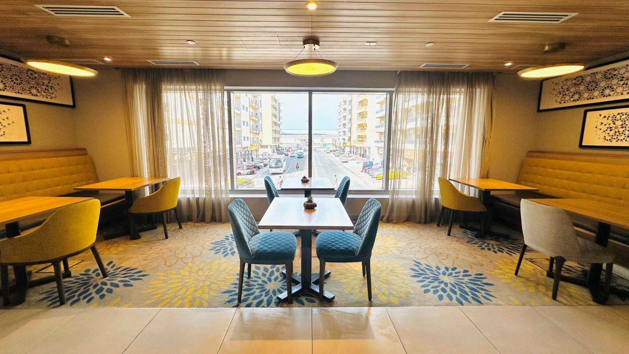 Hampton By Hilton Al Barsha होटल 3*