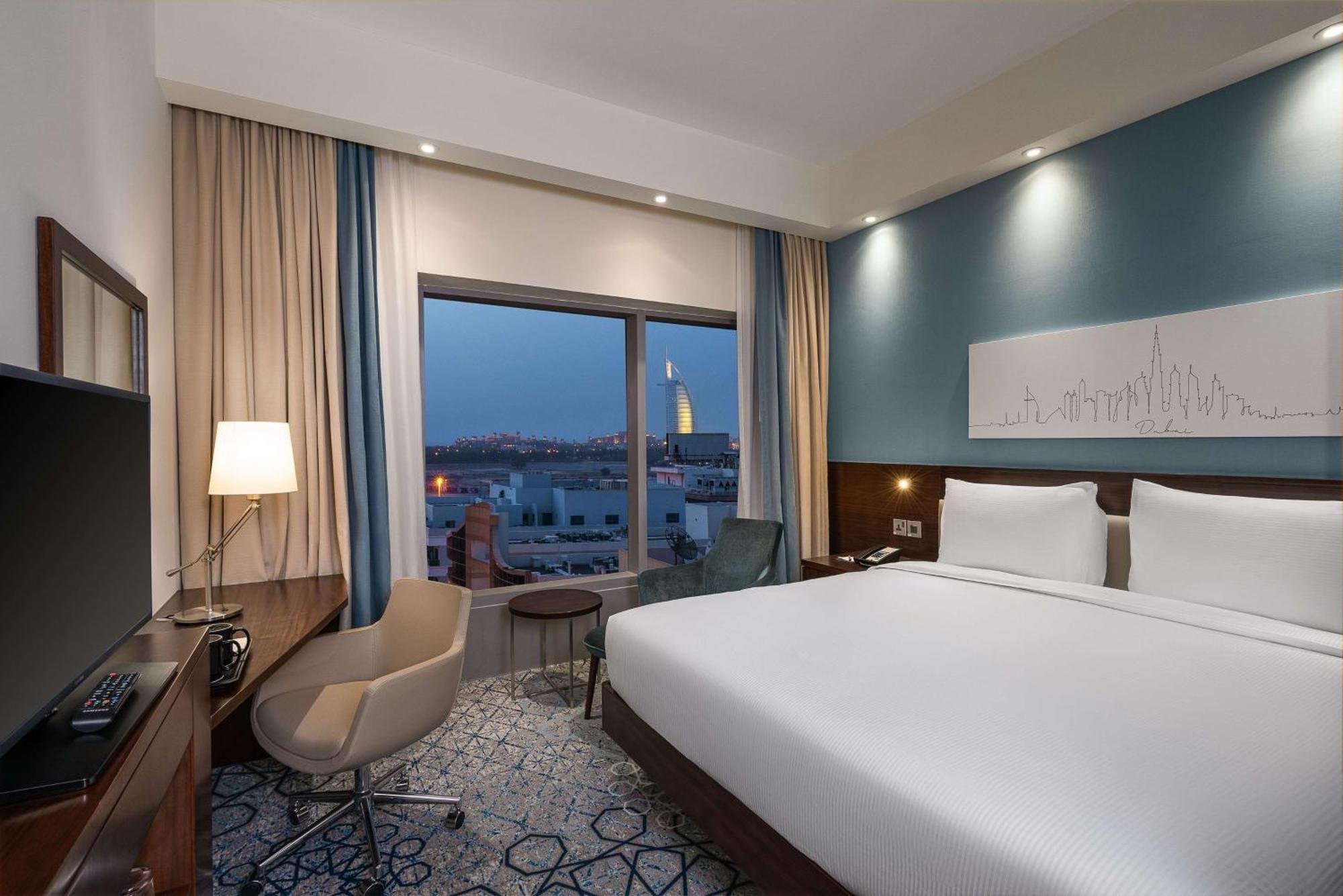 होटल Hampton By Hilton Al Barsha 3*